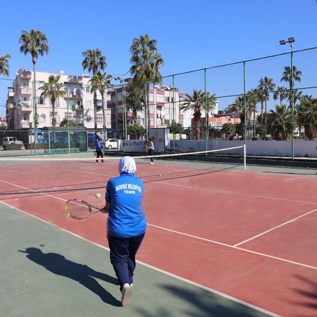 Akdeniz Belediyesinin tenis kursu genç yetenekleri yetiştiriyor