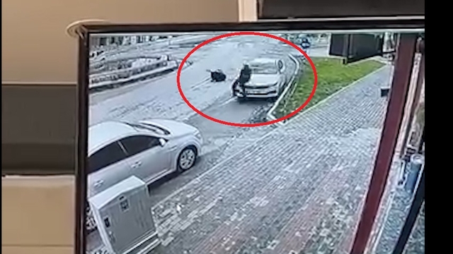 Otomobilin çarptığı 2 yaya yaralandı; o anlar kamerada