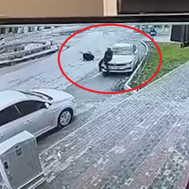 Otomobilin çarptığı 2 yaya yaralandı; o anlar kamerada