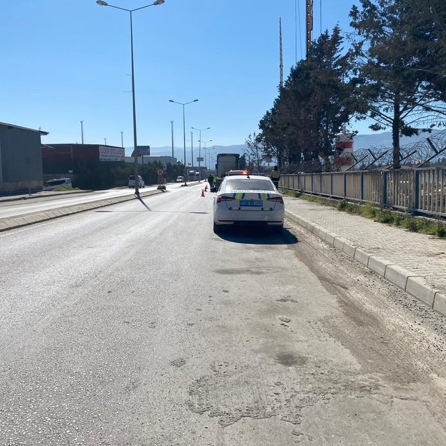 İki tırın arasında feci ölüm