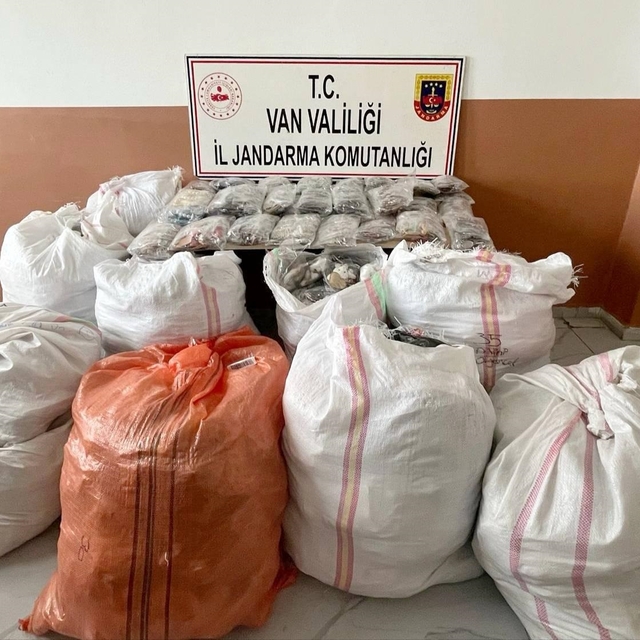 Van'da 3 milyon 450 bin TL'lik gümrük kaçağı eşya ele geçirildi