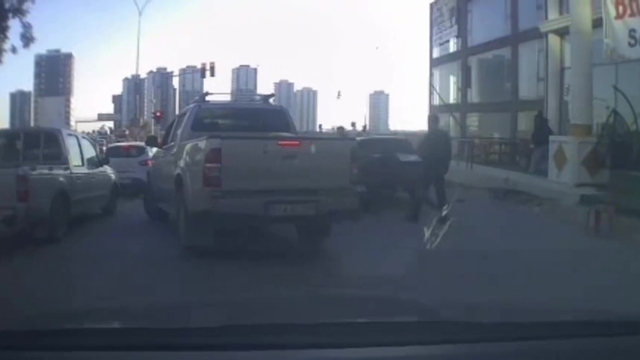 Trafikte tartıştıkları kişinin aracına sopa ve sandalyelerle saldırdılar