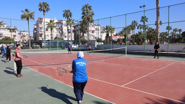 Akdeniz Belediyesinin tenis kursu genç yetenekleri yetiştiriyor