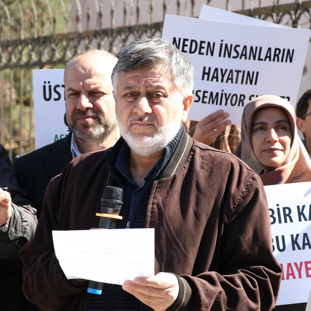Adana'da yıkılan üst geçidin yerine yenisinin yapılmasını isteyen vatandaşl...