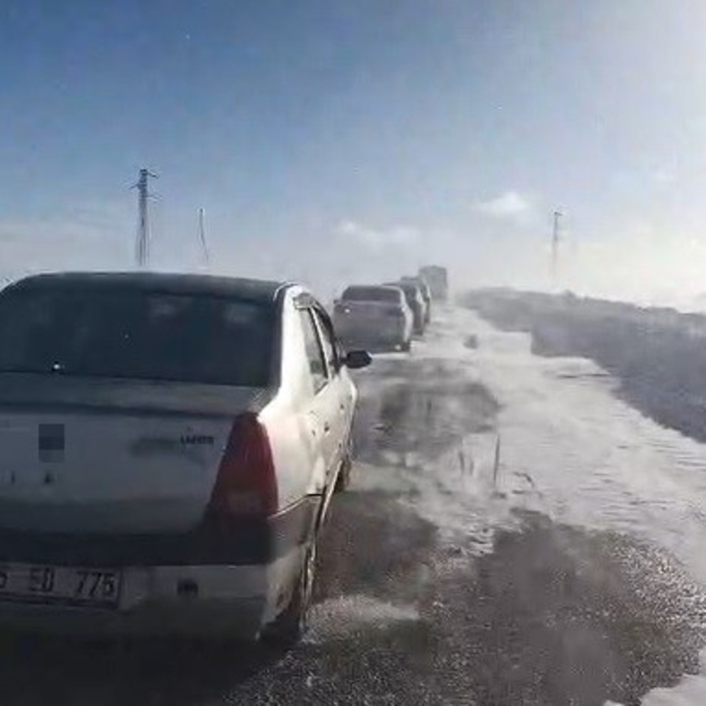 Kars-Göle yolunda onlarca araç mahsur kaldı