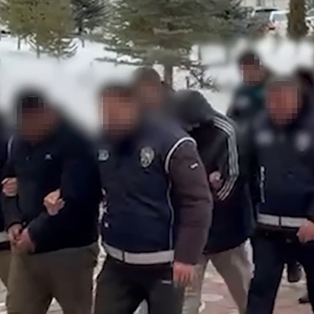 Sivas'ta 111 düzensiz göçmen yakalandı, 19 göçmen kaçakçısı hakkında işlem...