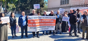 Üst geçit isteyen mahalleli eylem yapıp belediyeye tepki gösterdi