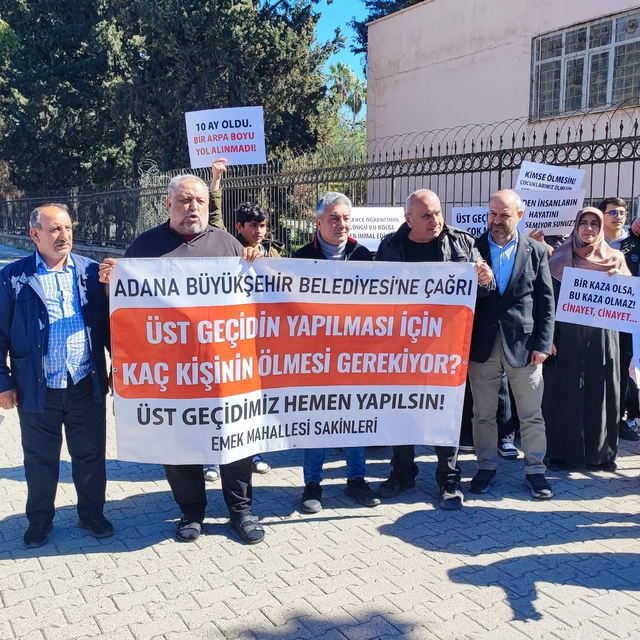 Üst geçit isteyen mahalleli eylem yapıp belediyeye tepki gösterdi