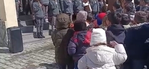 Taşlıçay'da Ramazan etkinliğinde minik kızın ilahiye eşliği tebessüm oluştu...