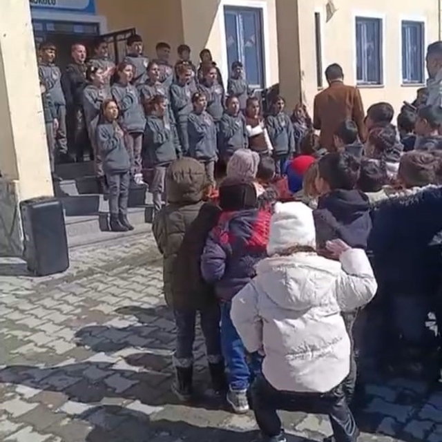 Taşlıçay'da Ramazan etkinliğinde minik kızın ilahiye eşliği tebessüm oluştu...