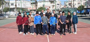 Mersin'in Akdeniz ilçesinde gençler için tenis kursu veriliyor