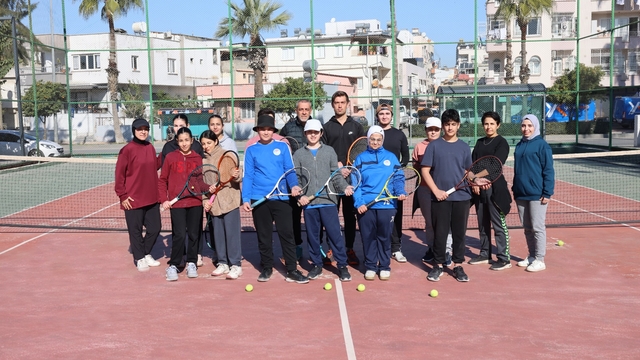Mersin'in Akdeniz ilçesinde gençler için tenis kursu veriliyor