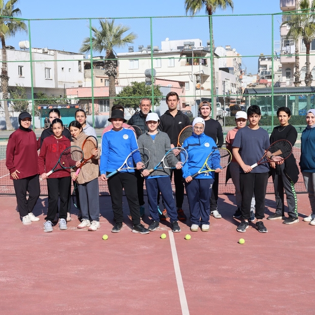Mersin'in Akdeniz ilçesinde gençler için tenis kursu veriliyor