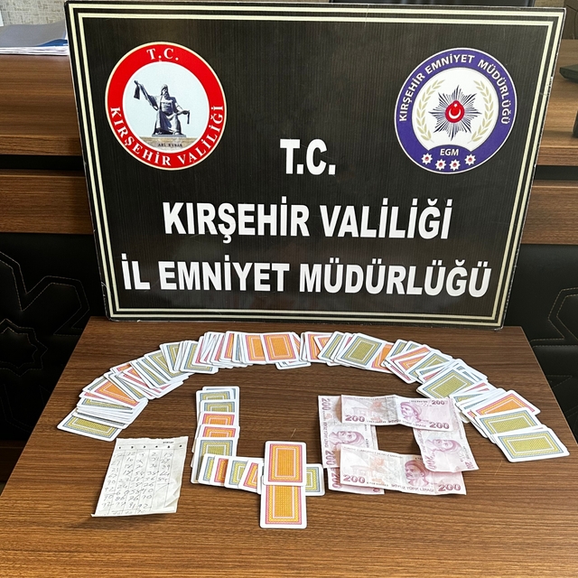 Kıraathanede kumar oynayan 4 kişiye para cezası