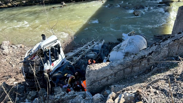 Kastamonu'da beton mikseri dere yatağına uçtu: 1 yaralı