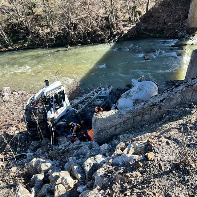 Kastamonu'da beton mikseri dere yatağına uçtu: 1 yaralı