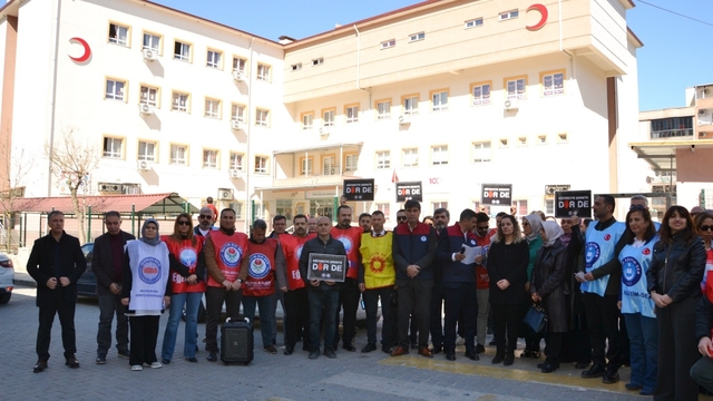 Öğretmene tehdit iddiası sendikaları birleştirdi
Manisa'da tehdit edilen öğretmene destek vermek için tüm sendikalar birlikte açıklama yaptı