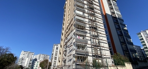 Boya yaparken belindeki halat kopunca 3'üncü kattan düşüp, yaralandı