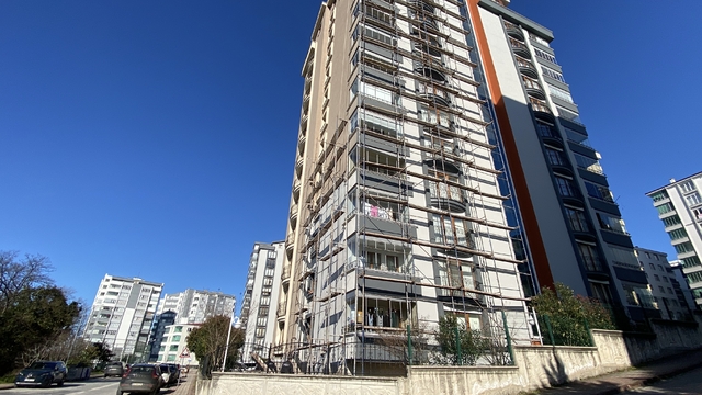 Boya yaparken belindeki halat kopunca 3'üncü kattan düşüp, yaralandı