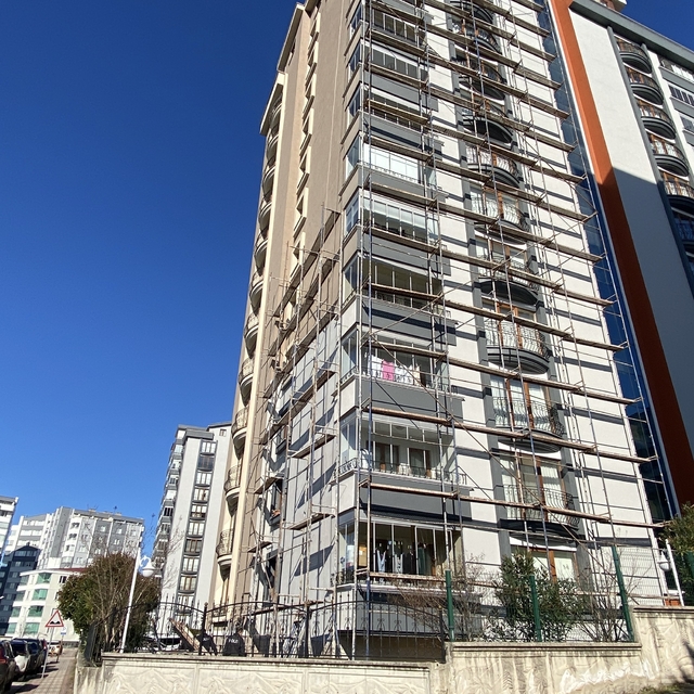 Boya yaparken belindeki halat kopunca 3'üncü kattan düşüp, yaralandı