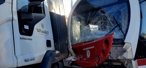 Samsun'da kamyonla tramvayın çarpıştığı kazada 3 kişi yaralandı