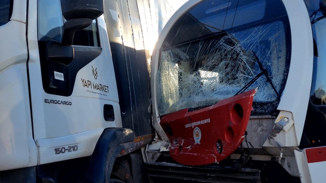 Samsun'da kamyonla tramvayın çarpıştığı kazada 3 kişi yaralandı