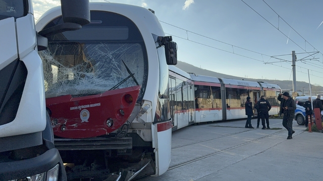 Samsun'da tramvay ile kamyon çarpıştı: 3 yaralı