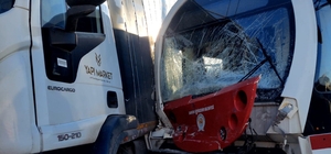 Tramvay ile kamyon çarpıştı; 3 yaralı