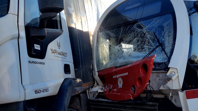 Tramvay ile kamyon çarpıştı; 3 yaralı