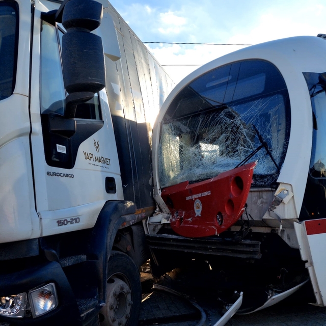 Tramvay ile kamyon çarpıştı; 3 yaralı