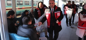 Konya'da iftar vaktine yolda yakalananlara iftarlık ikram edildi