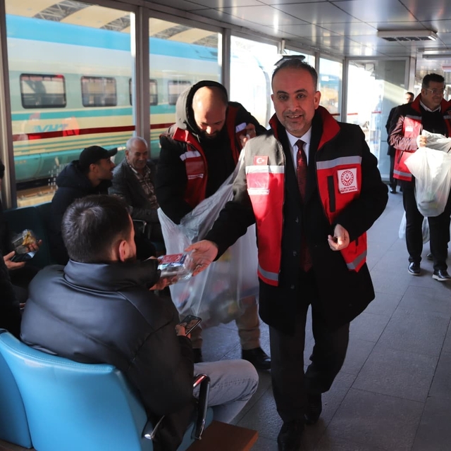 Konya'da iftar vaktine yolda yakalananlara iftarlık ikram edildi