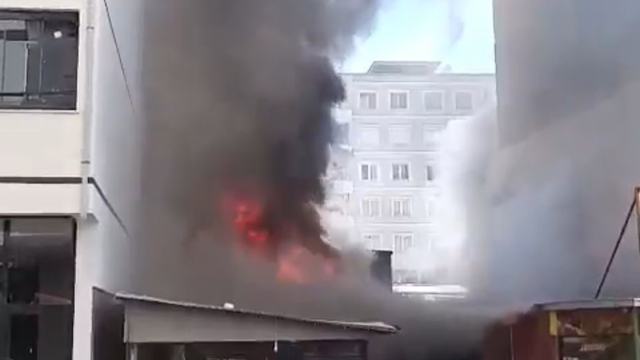 Kahramanmaraş'ta manavda çıkan yangını itfaiye söndürdü