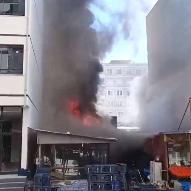 Kahramanmaraş'ta manavda çıkan yangını itfaiye söndürdü