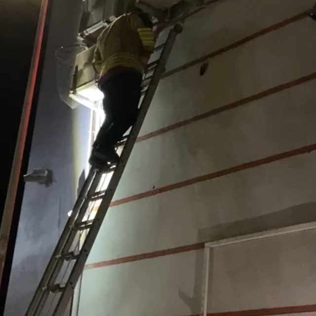 Klima motoruna sıkışan yavru kedi kurtarıldı
Edirne'de yürekleri ısıtan kur...