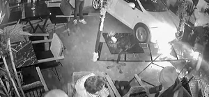 Otomobil kafeye daldı: 2 yaralı Kontrolden çıkan araç kafeye girdi, o anlar kameraya yansıdı