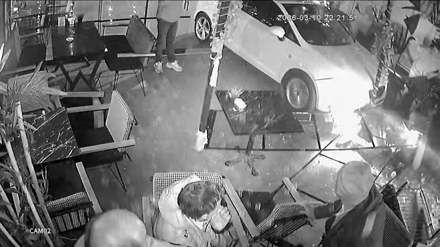 Otomobil kafeye daldı: 2 yaralı
Kontrolden çıkan araç kafeye girdi, o anlar kameraya yansıdı