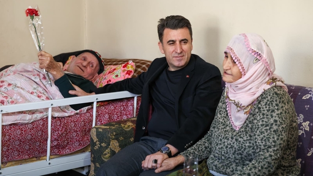 Vali Aygöl, kendisine patik hediye eden Hatun teyze ile bir araya geldi