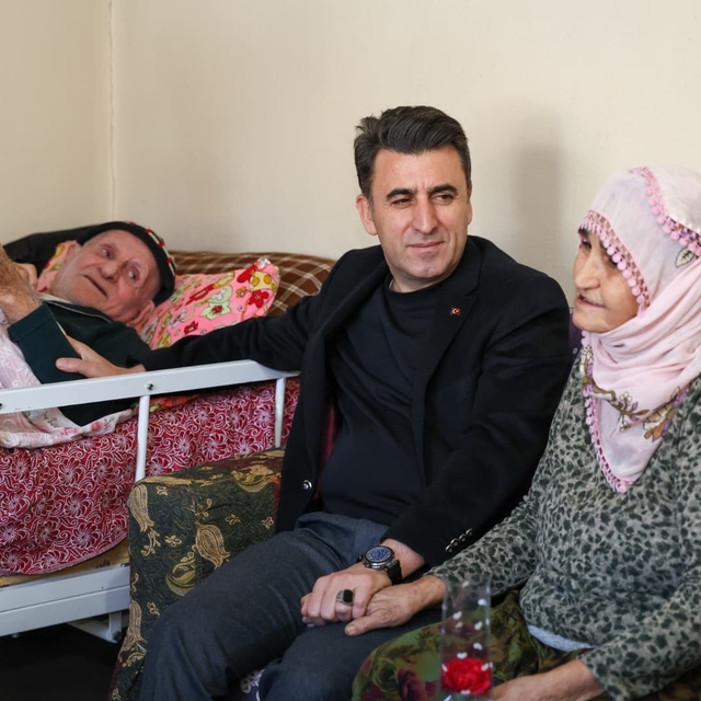 Vali Aygöl, kendisine patik hediye eden Hatun teyze ile bir araya geldi