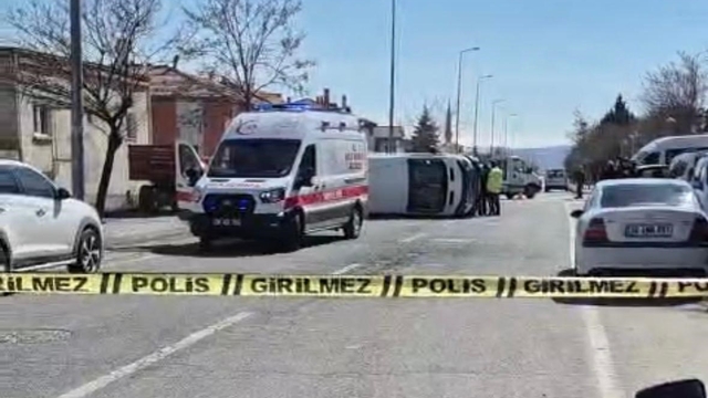 Kayseri'de otomobille çarpışan öğrenci servisi yan yattı
Kazanın öğrencileri dağıttıktan sonra gerçekleşmesi faciayı önledi