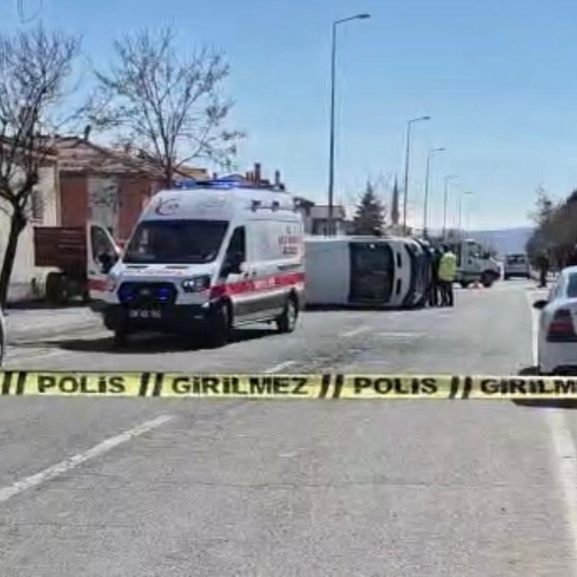 Kayseri'de otomobille çarpışan öğrenci servisi yan yattı
Kazanın öğrenciler...