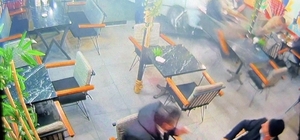 Otomobilin kafeye girdiği kaza kamerada: 2 yaralı