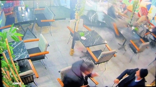 Otomobilin kafeye girdiği kaza kamerada: 2 yaralı