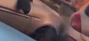 Kaza sonrası çocukların çığlıklarına rağmen kavga ettiler