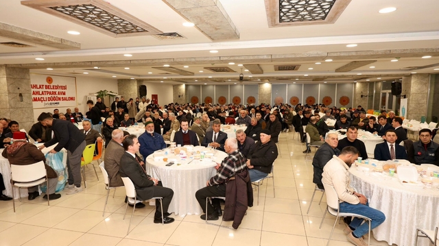 Ahlat'taki Ahıska Türkleri iftar sofrasında bir araya geldi