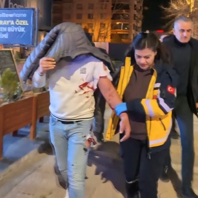 Kafedeki tartışma bıçaklı kavgaya dönüştü: 1 yaralı