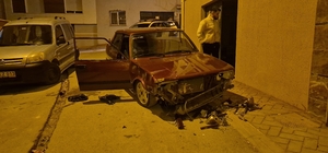 Sevgilisinden ayrılan genç sokak ortasında aracını parçaladı Aracını parçalayan genç: "Güzel çıkmamıştır, shop yap"