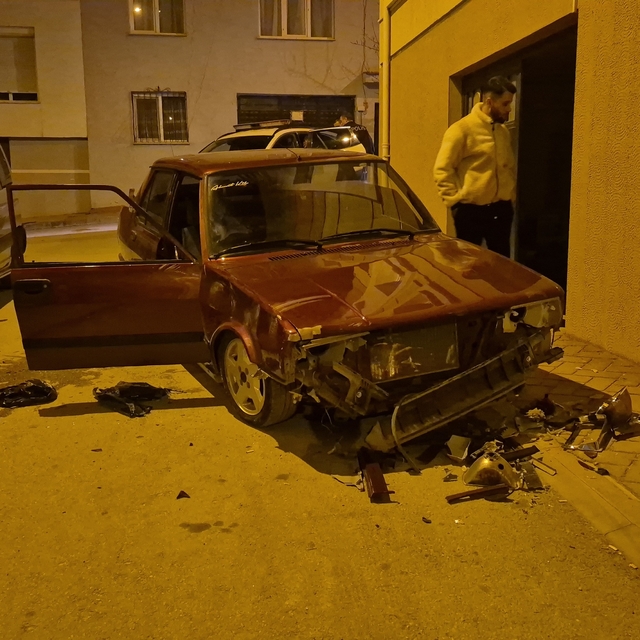 Sevgilisinden ayrılan genç sokak ortasında aracını parçaladı
Aracını parçal...