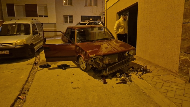 Sevgilisinden ayrılan genç sokak ortasında aracını parçaladı
Aracını parçalayan genç: "Güzel çıkmamıştır, shop yap"