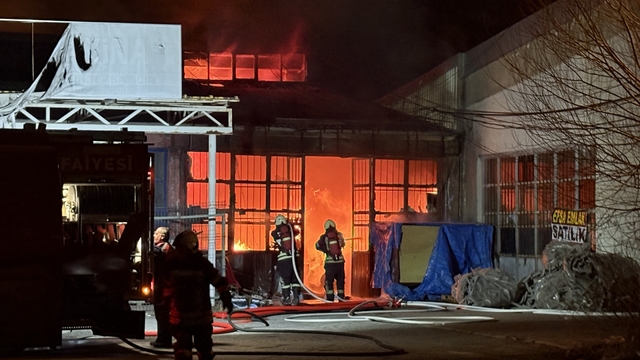 Kayseri'de mobilya atölyesi alevlere teslim oldu
Kısa sürede büyüyen yangın kontrol altına alındı